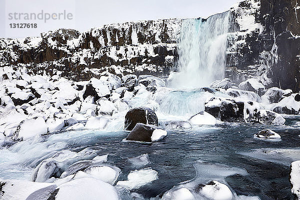 Idyllischer Blick auf den Wasserfall im Winter
