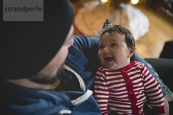 Hochwinkelansicht eines kleinen Mädchens  das den Vater zu Hause ansieht