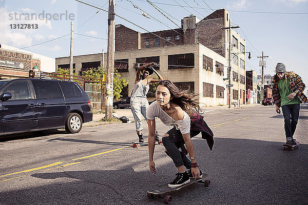 Freunde skateboarden auf der Straße