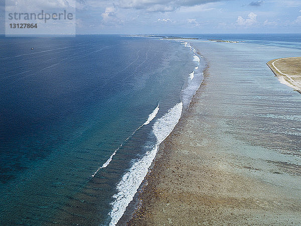 Luftaufnahme des Strandes vor blauem Himmel auf den Malediven
