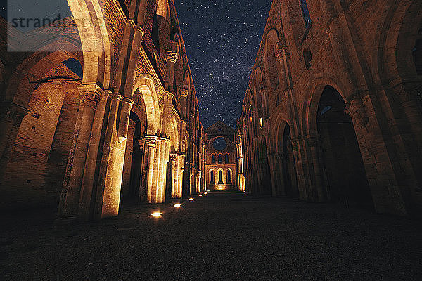 Abtei von San Galgano gegen Sternenfeld bei Nacht