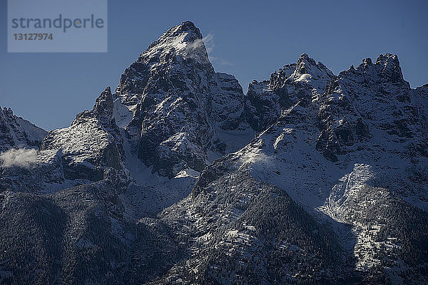 Tiefwinkelansicht von schneebedeckten Bergen gegen den Himmel