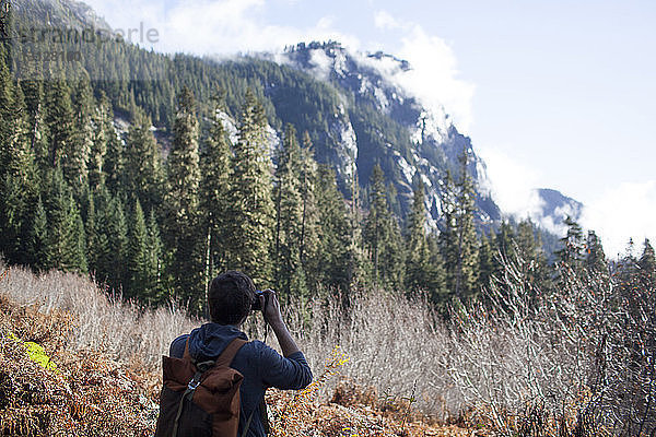 Rückansicht des Wanderers beim Fotografieren am Snoqualmie-Pass