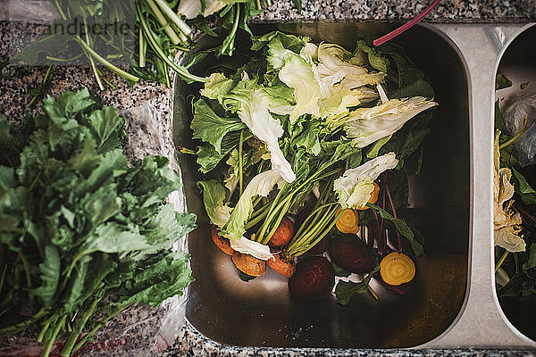 Draufsicht auf verschiedene Gemüse in der Küchenspüle