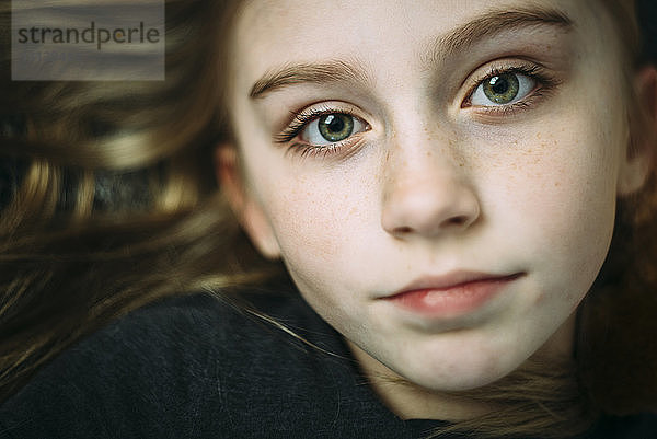 Überkopf-Porträt eines Mädchens