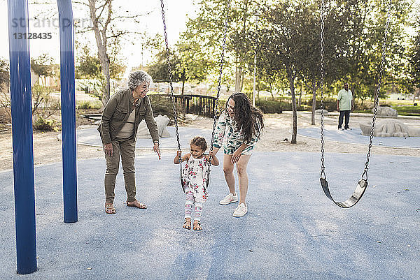 Familie genießt auf dem Spielplatz