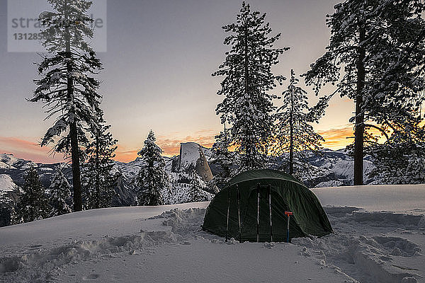 Zelt auf schneebedecktem Berg im Yosemite National Park bei Sonnenuntergang