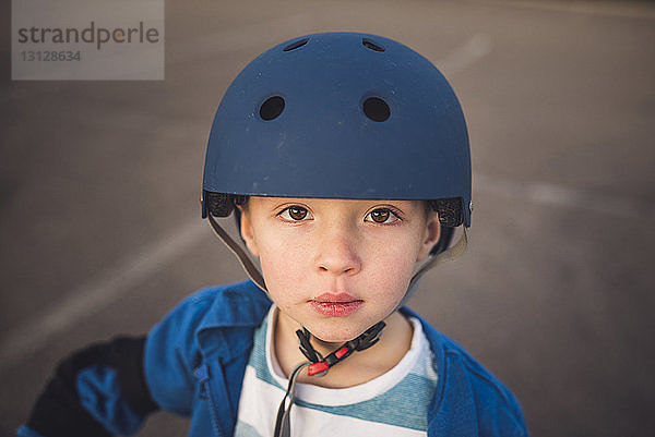 Porträt eines süßen Jungen mit Helm
