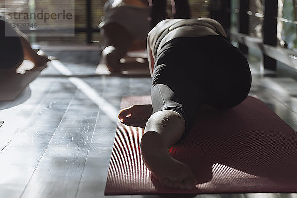 Frauen üben im Yoga-Studio