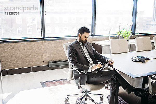 Geschäftsmann benutzt Tablet-Computer im Sitzungssaal im Büro