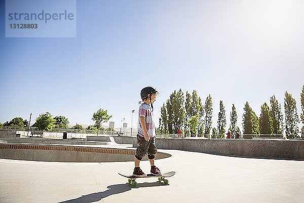 Seitenansicht des Jungen beim Skateboarden auf der Rampe