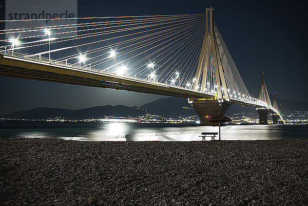Beleuchtete Rion-Antirion-Brücke bei Nacht