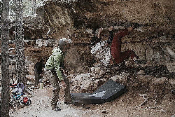 Mann schaut auf befreundeten Kletterfelsen im Red Rock Canyon National Conservation Area