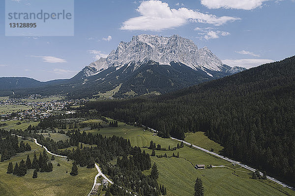 Hochwinkelansicht einer grünen Landschaft gegen den Himmel