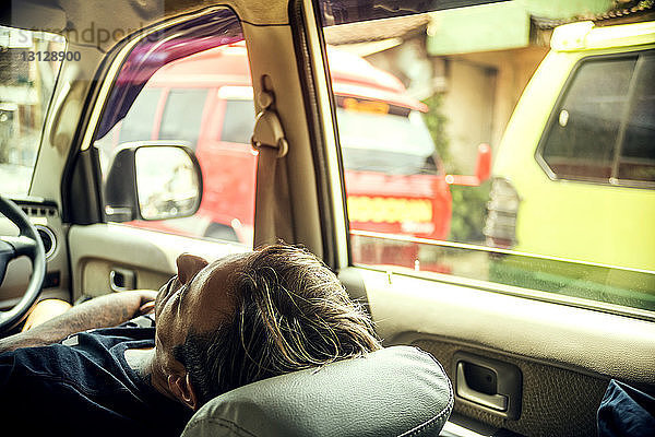 Mann entspannt sich im Auto