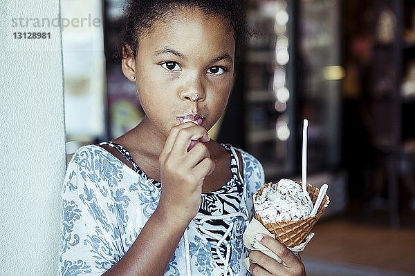 Porträt eines Mädchens beim Eisessen
