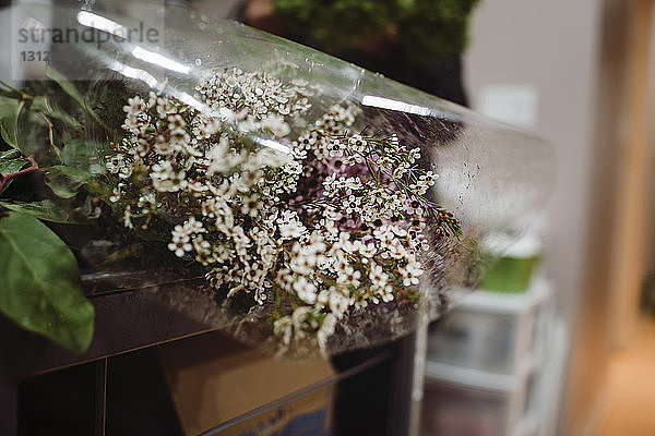 Hochwinkelansicht eines Blumenstraußes auf einem Tisch im Blumenladen