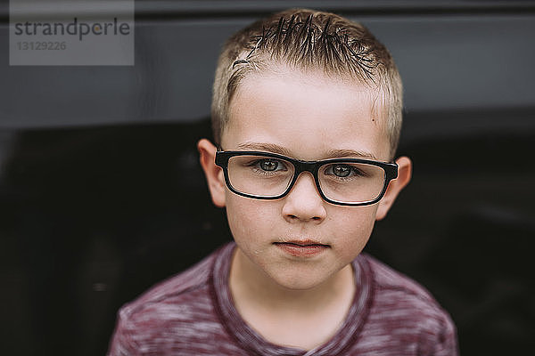 Porträt eines süßen Jungen mit Brille
