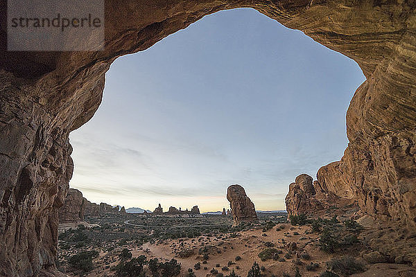 Landschaftliche Ansicht der Felsformationen im Arches-Nationalpark gegen den Himmel