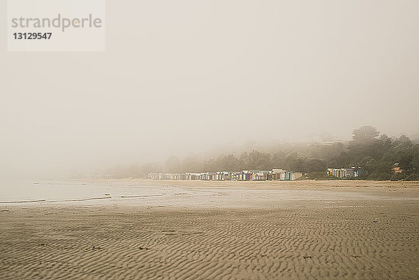 Szenische Ansicht des Strandes gegen den Himmel bei Nebelwetter