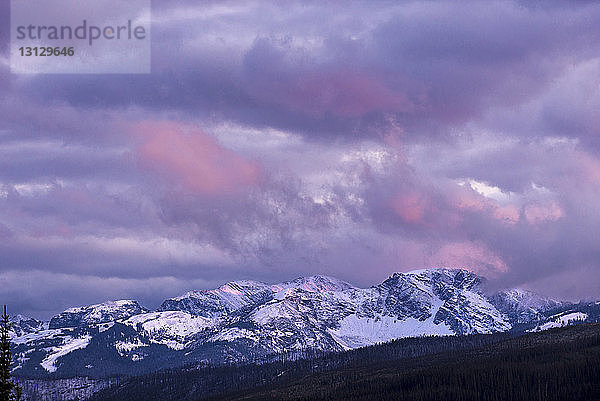 Blick auf schneebedeckte Berge vor bewölktem Himmel im Grand-Teton-Nationalpark