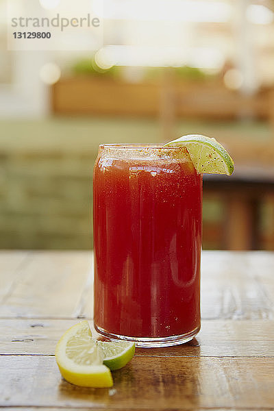 Nahaufnahme von Bloody Mary im Glas mit Zitronenscheiben auf dem Tisch