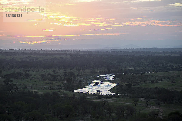 Panoramablick auf den Serengeti-Nationalpark gegen den Himmel bei Sonnenuntergang