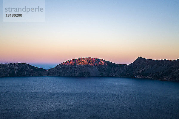 Landschaftliche Ansicht des Kratersees am Berg gegen klaren Himmel bei Sonnenuntergang