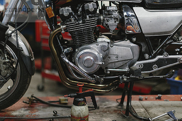 Nahaufnahme eines Motorradmotors in einer Autowerkstatt