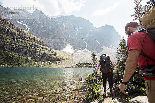 Wanderer  die im Banff-Nationalpark am Fluss entlang wandern