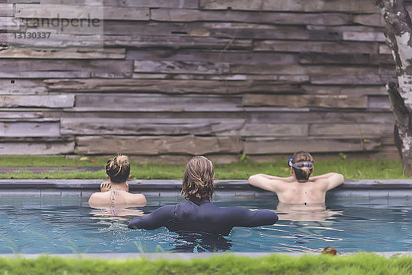 Rückansicht eines Trainers  der Frauen im Schwimmbad unterrichtet