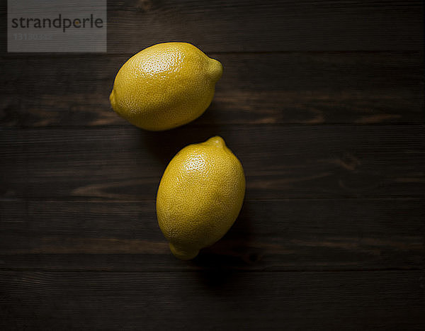 Draufsicht auf Zitronen auf Holztisch