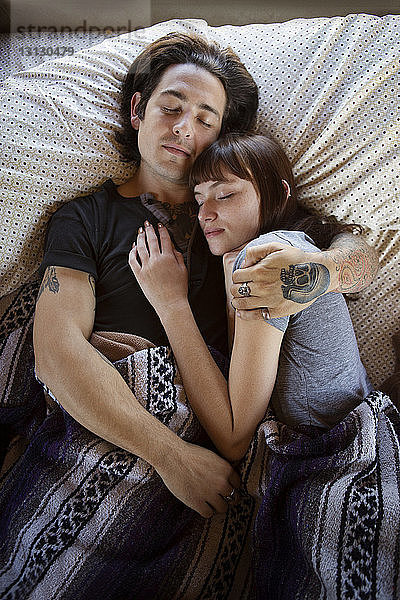 Mann und Frau schlafen im Bett eines Wohnmobils