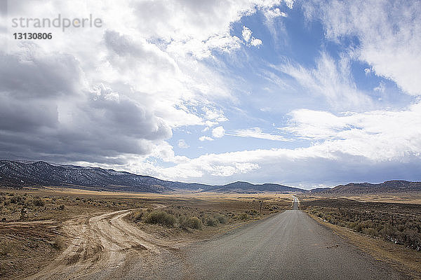 Landstraße gegen Berge und bewölkten Himmel im Bryce-Canyon-Nationalpark