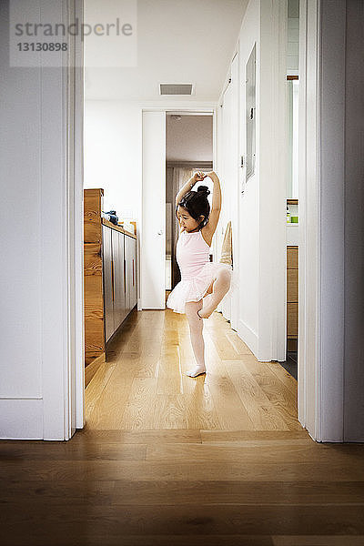 Mädchen übt zu Hause Ballett