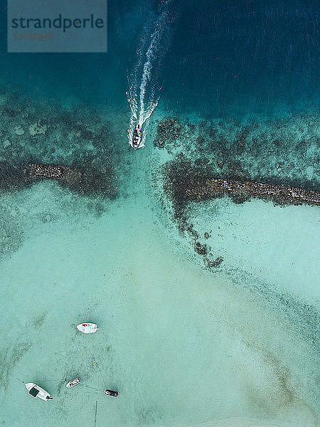 Luftaufnahme von Booten auf See auf den Malediven