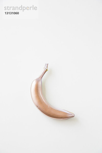 Gemalte Banane auf weißem Hintergrund