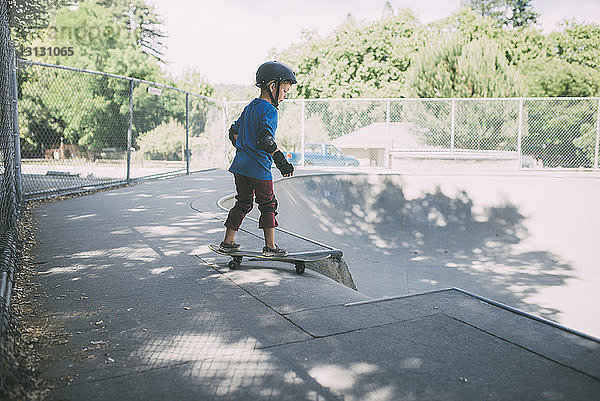 Skateboardfahren in voller Länge für Jungen im Skateboard-Park