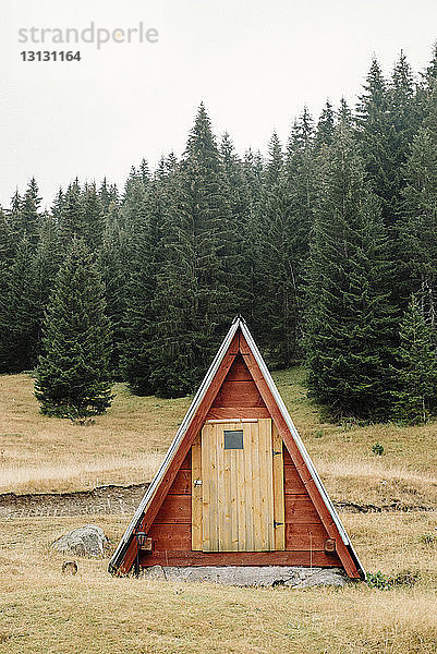 Hütte auf dem Feld gegen den klaren Himmel im Prokletije-Nationalpark