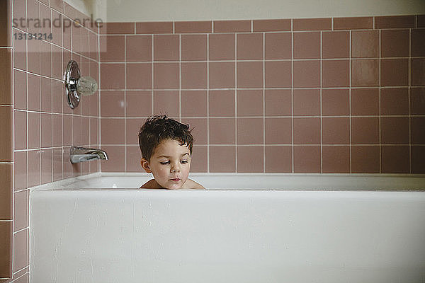 Junge in der Badewanne zu Hause