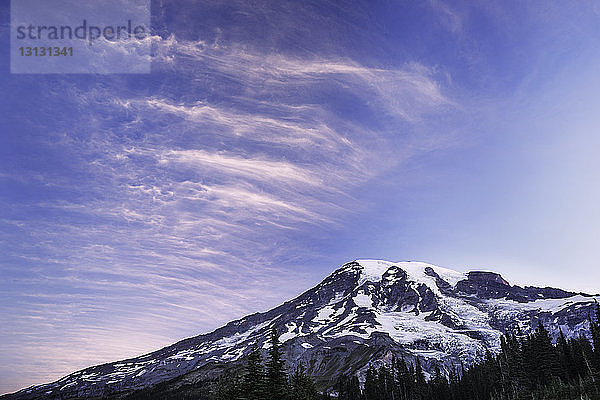 Tiefwinkelansicht des Mount Rainier gegen den Himmel