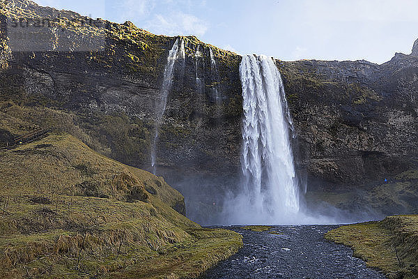 Landschaftlicher Blick auf den Seljalandsfoss-Wasserfall über dem Berg gegen den Himmel