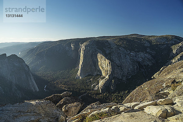Blick auf den Yosemite National Park bei Sonnenschein