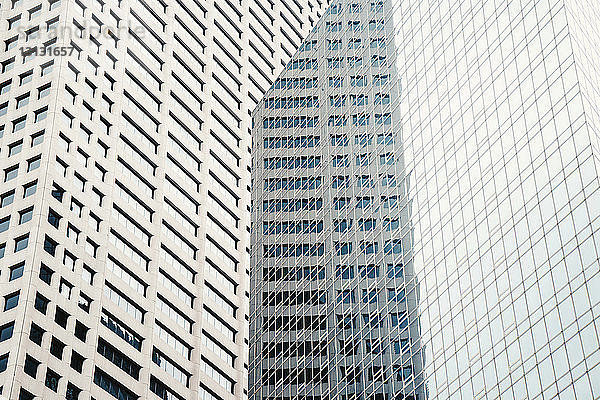 Niedrigwinkelansicht eines modernen Gebäudes  das an Fenstern reflektiert wird