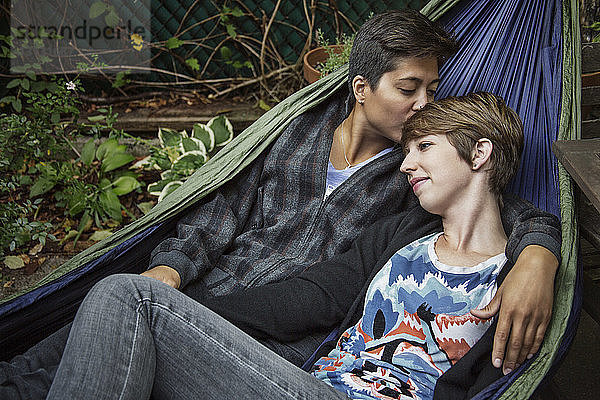 Nahaufnahme eines lesbischen Paares beim Entspannen in der Hängematte