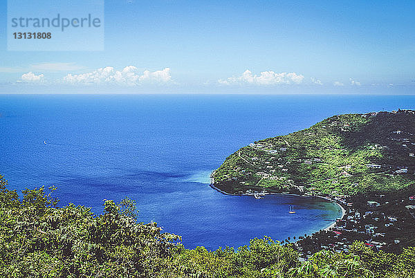 Panoramablick auf die Britischen Jungferninseln vor blauem Himmel