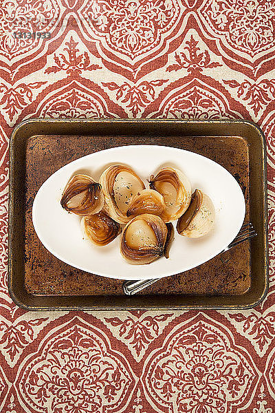 Draufsicht auf geröstete Zwiebeln im Teller mit Gabel auf dem Tisch