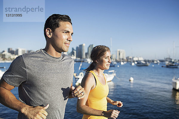 Entschlossene Läufer joggen am Hafen