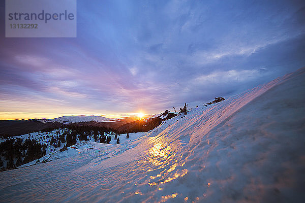 Panoramablick auf den Schneeberg bei Sonnenuntergang