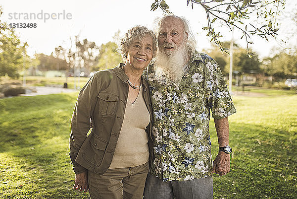Porträt eines selbstbewussten älteren Paares im Park stehend